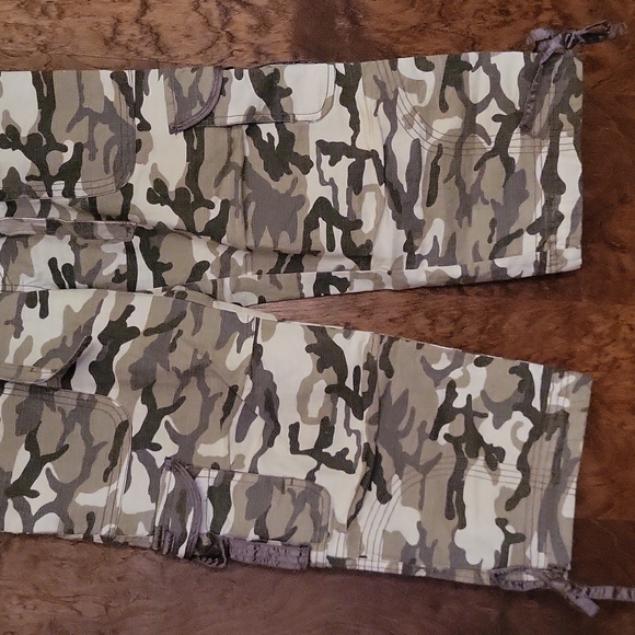 Younique camouflage capri pants 1 - Picture 3 of 11
